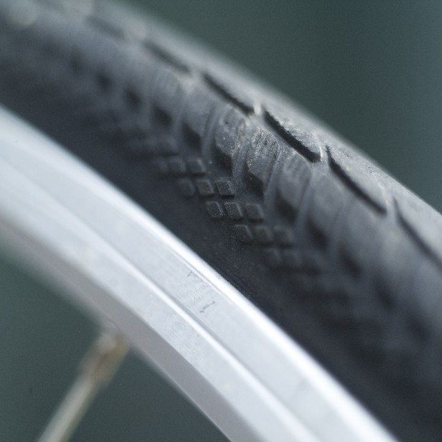 ESCAPE R3にロードバイクのホイール
