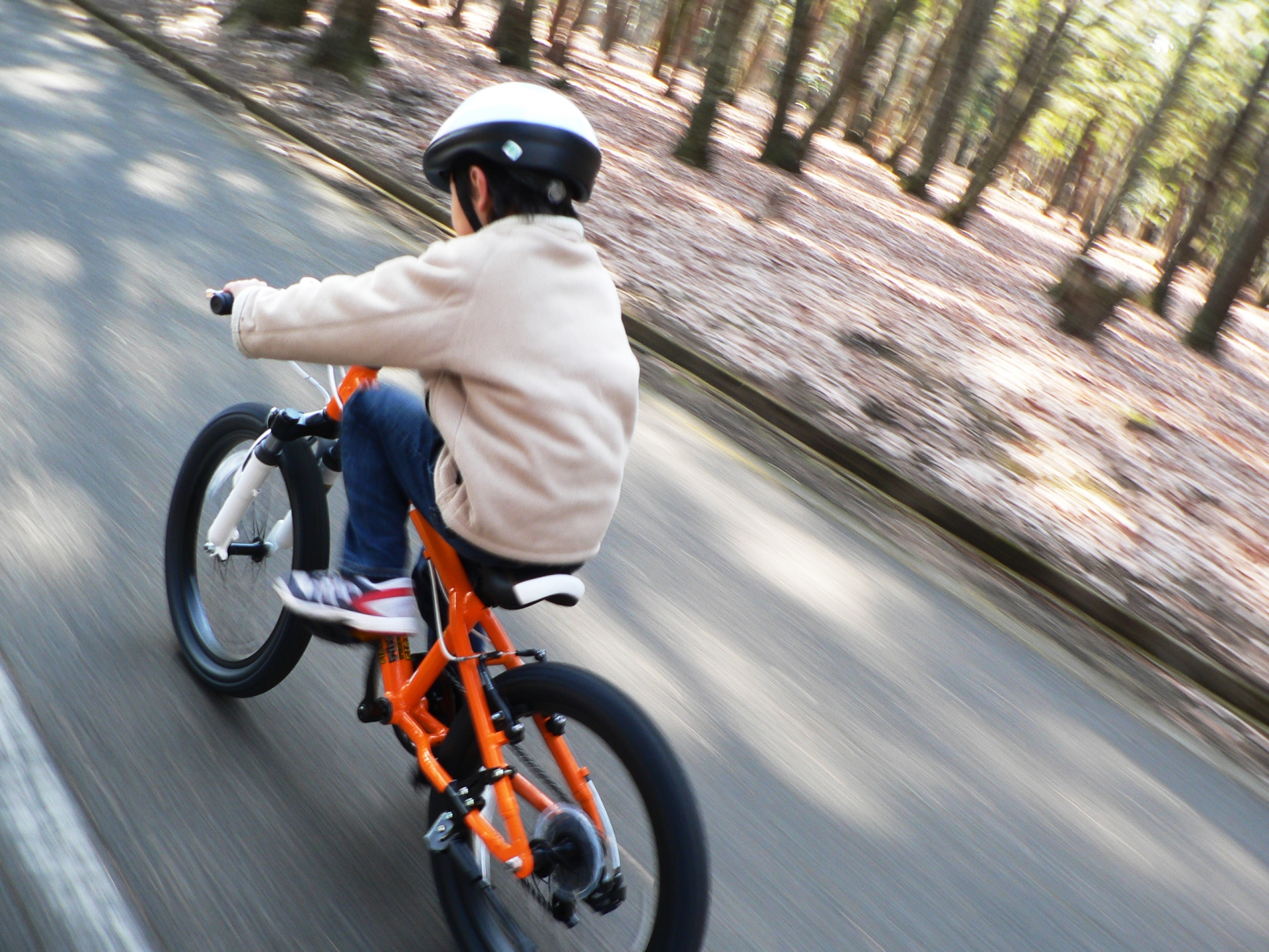 自転車のタイヤは太い方が滑らない？