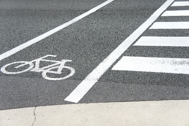 自転車で歩道を走るときは歩行者に気を付ける Bicycle Post