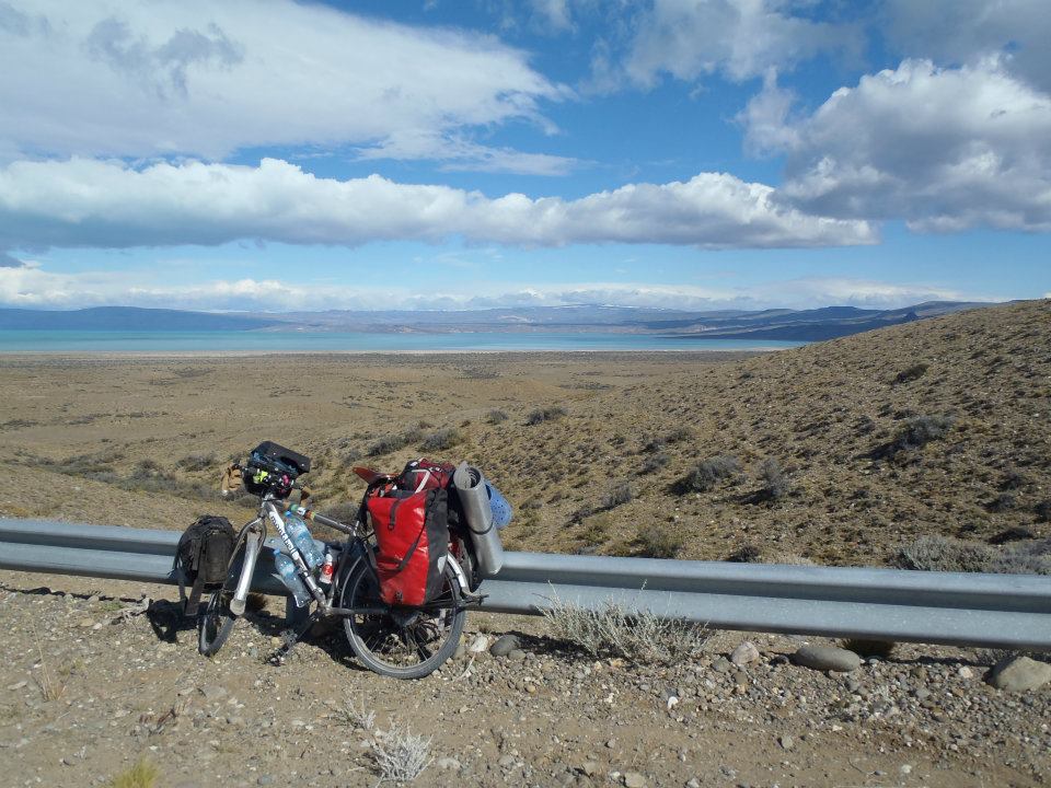 自転車に荷物と夢をたくさん積む？