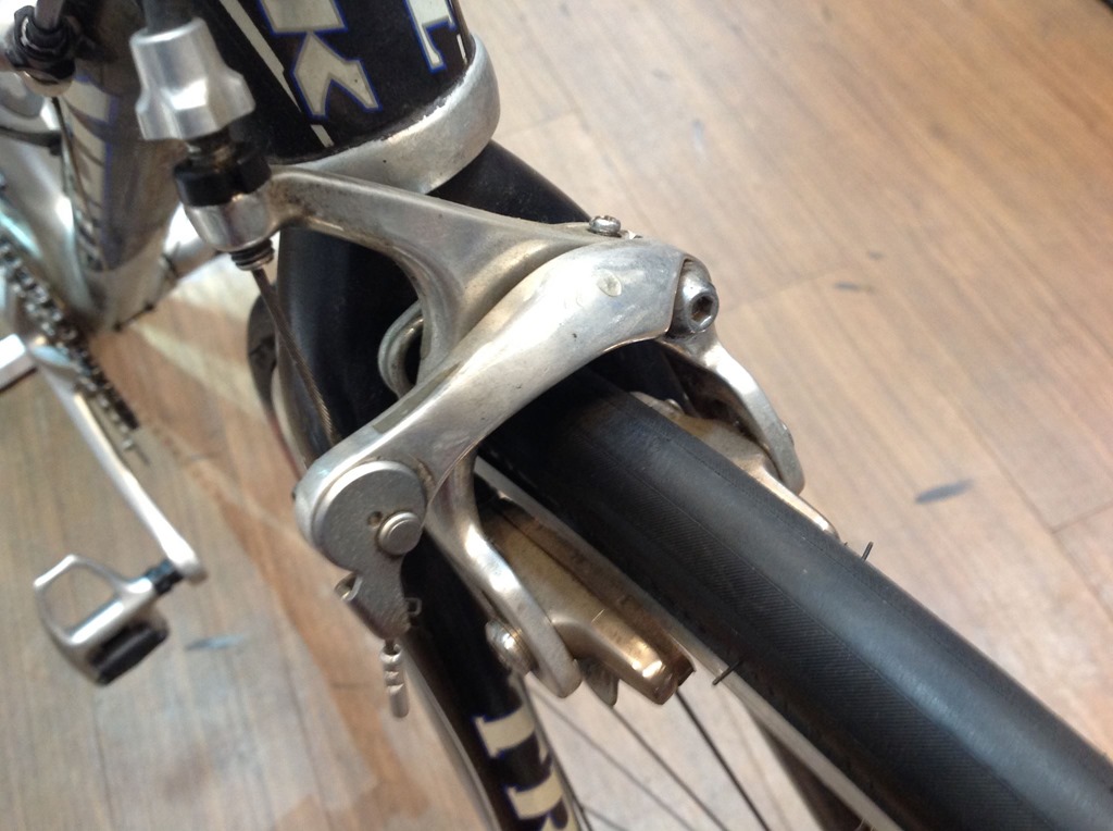 ロードバイクのブレーキってあまり効かないもの？