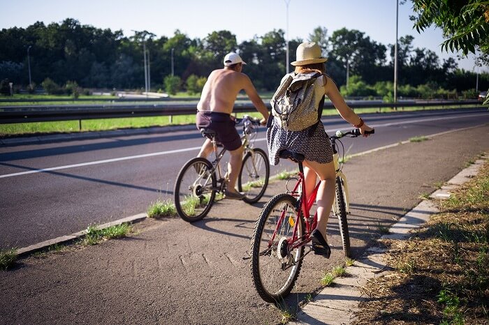 歩く人 自転車に乗る人