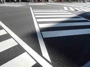 自転車で横断歩道を渡る時