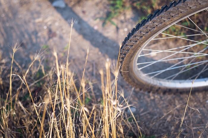 自転車のタイヤから空気がもれている。その原因と対処法！