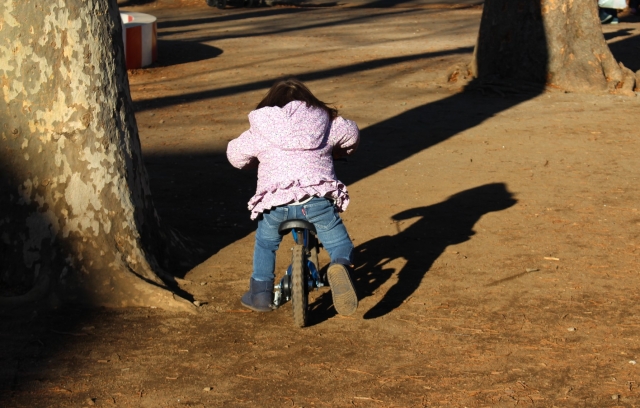 ストライダーのサドルの高さを調節して快適に走ろう！