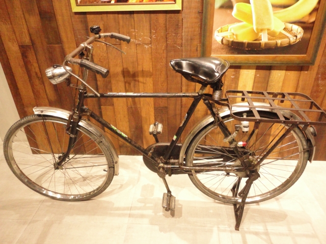 自転車をスタンドやフックを使って室内で保管しよう！